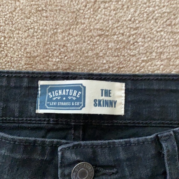 Levi’s Skinny Leg Jeans in Black - Picture 7 of 9